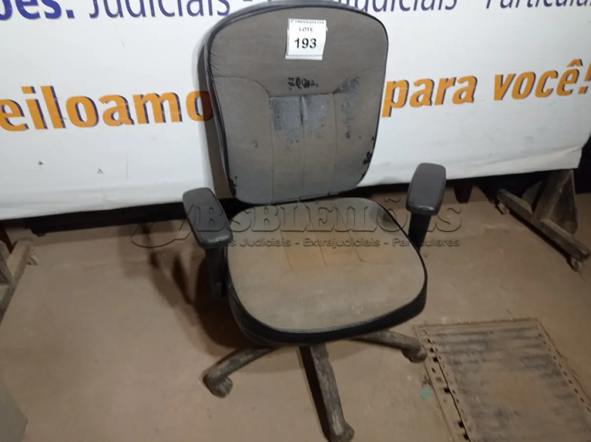 LOTE 193 - 01 CADEIRA DE ESCRITÓRIO VELHA (OLD OFFICE CHAIR). (NO ESTADO EM QUE SE ENCONTRA. SUJEITO A AVARIAS OCULTAS/VISÍVEIS.)