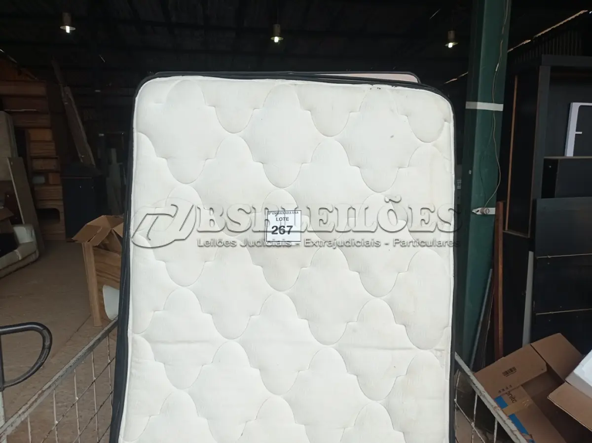 LOTE 267 - 01 COLCHÃO SOLTEIRO C/ BASE (SINGLE MATTRESS). (NO ESTADO EM QUE SE ENCONTRA. SUJEITO A AVARIAS OCULTAS/VISÍVEIS.) BH1442H 