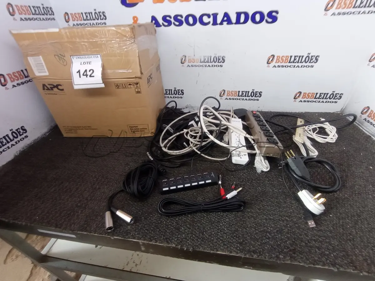 LOTE 142 - 01 CAIXA COM CABOS (BOX WITH CABLES). (NO ESTADO EM QUE SE ENCONTRA. SUJEITO A AVARIAS OCULTAS/VISÍVEIS.)