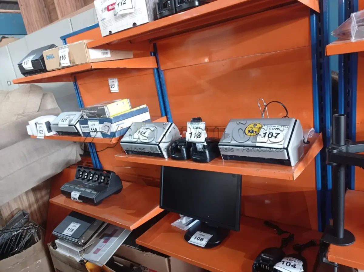 LOTE 123 - 01 ESTANTE DE AÇO C/ PRATELEIRA LARANJA (STEEL SHELF WITH ORANGE SHELF) (NO ESTADO EM QUE SE ENCONTRA. SUJEITO A AVARIAS OCULTAS/VISÍVEIS.) AV9557V 