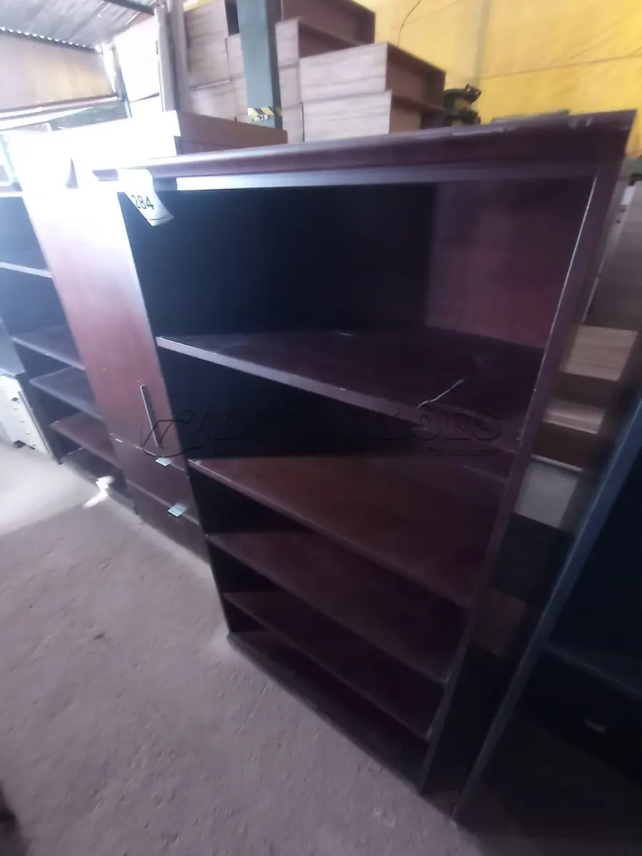 LOTE 284 - 01 ESTANTE EM MADEIRA (WOODEN BOOKCASE). (NO ESTADO EM QUE SE ENCONTRA. SUJEITO A AVARIAS OCULTAS/VISÍVEIS.)