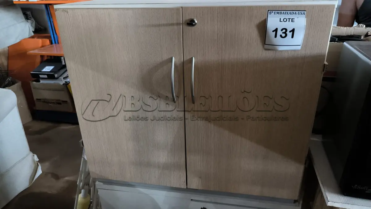 LOTE 131 - 01 ARMÁRIO BAIXO 02 PORTAS (LOW CABINET). (NO ESTADO EM QUE SE ENCONTRA. SUJEITO A AVARIAS OCULTAS/VISÍVEIS.)