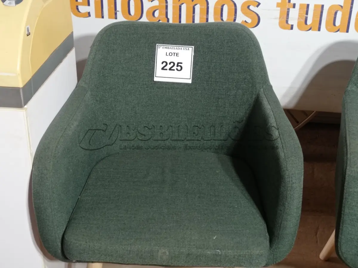 LOTE 225 - 01 CADEIRA VERDE (GREEN CHAIR). (NO ESTADO EM QUE SE ENCONTRA. SUJEITO A AVARIAS OCULTAS/VISÍVEIS.)