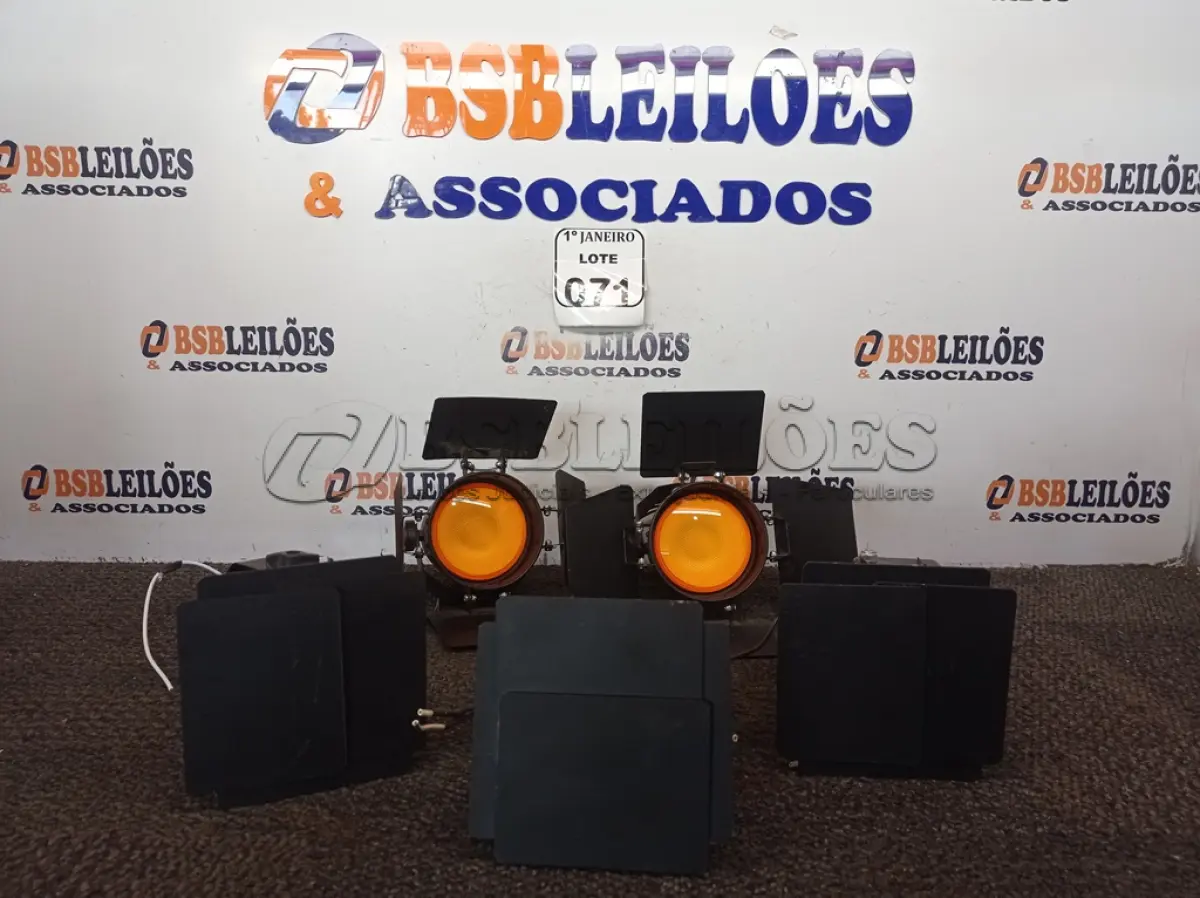 LOTE 071 - 05 LUMINÁRIAS REFLETORAS. (NO ESTADO) ATENÇÃO! FAZER A VISITAÇÃO ANTES DE ARREMATAR, NÃO SABEMOS SE FUNCIONA. LEILÃO NÃO TEM GARANTIA E NEM DEVOLUÇÃO, SUJEITO A POSSÍVEIS AVARIAS VISÍVEIS/OCULTAS E/OU AUSÊNCIA DE COMPONENTES.