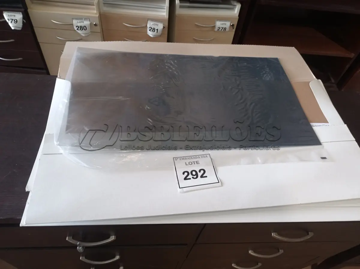 LOTE 292 - 01 CAIXA COM PROTETOR DE TELA GRANDE (BOX WITH LARGE SCREEN PROTECTOR). (NO ESTADO EM QUE SE ENCONTRA. SUJEITO A AVARIAS OCULTAS/VISÍVEIS.)