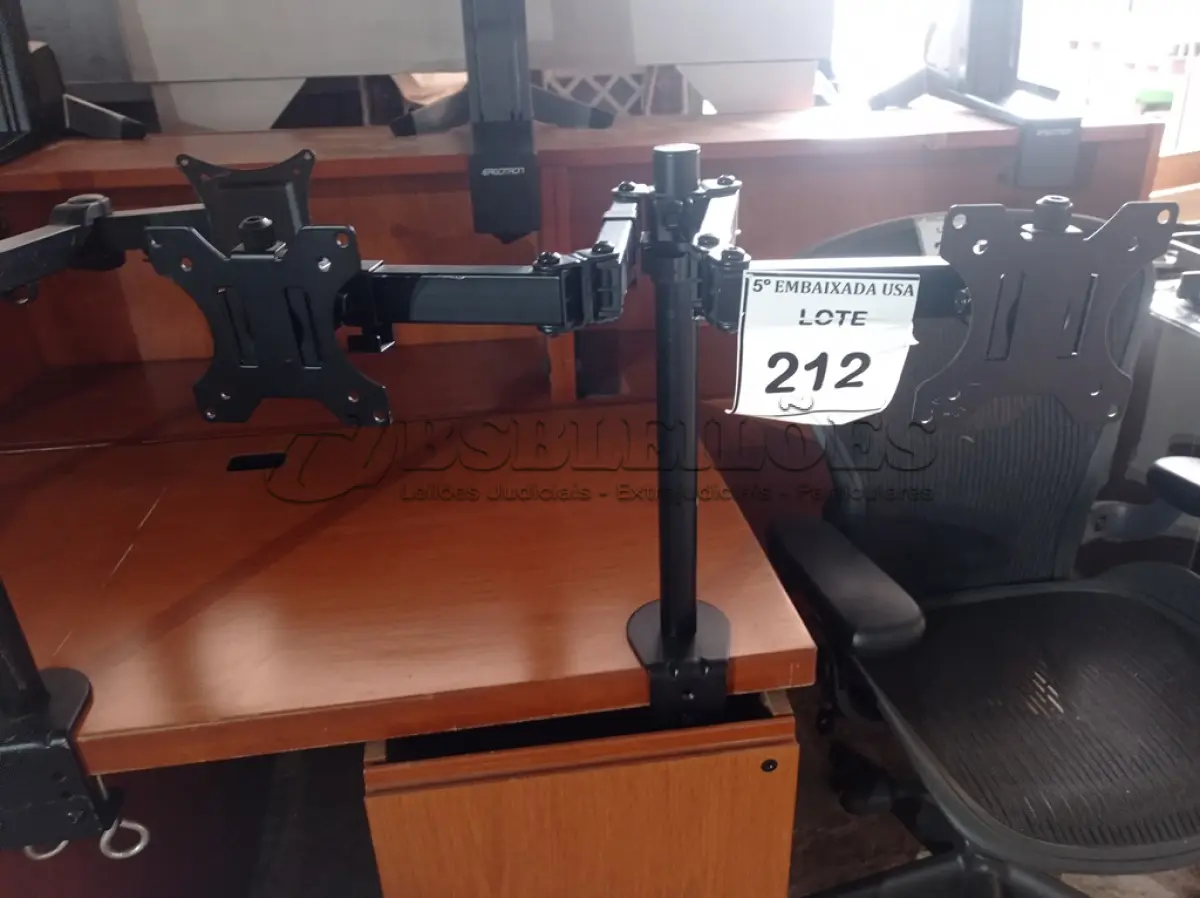LOTE 212 - 01 SUPORTE PARA MONITOR (MONITOR STAND). (NO ESTADO EM QUE SE ENCONTRA. SUJEITO A AVARIAS OCULTAS/VISÍVEIS.)