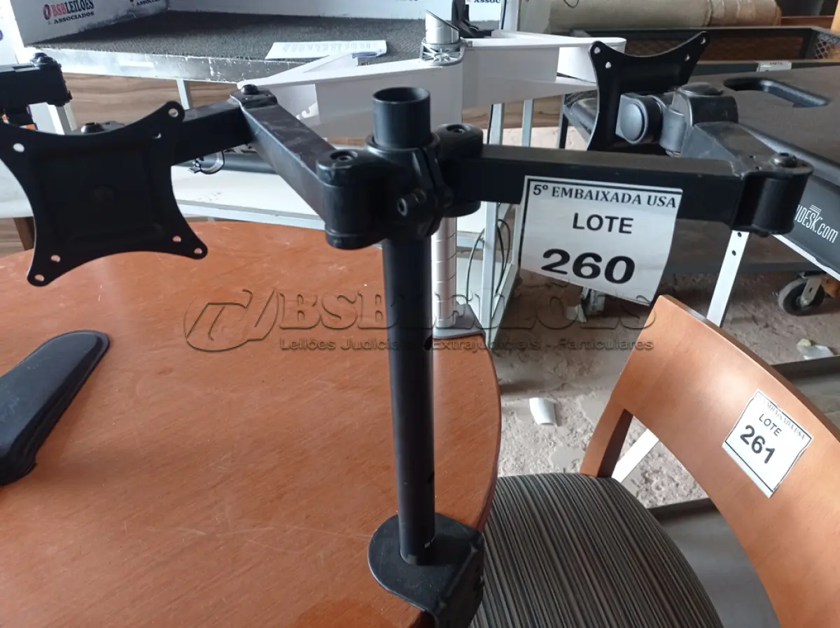 LOTE 260 - 01 SUPORTE PARA MONITOR (MONITOR STAND). (NO ESTADO EM QUE SE ENCONTRA. SUJEITO A AVARIAS OCULTAS/VISÍVEIS.)