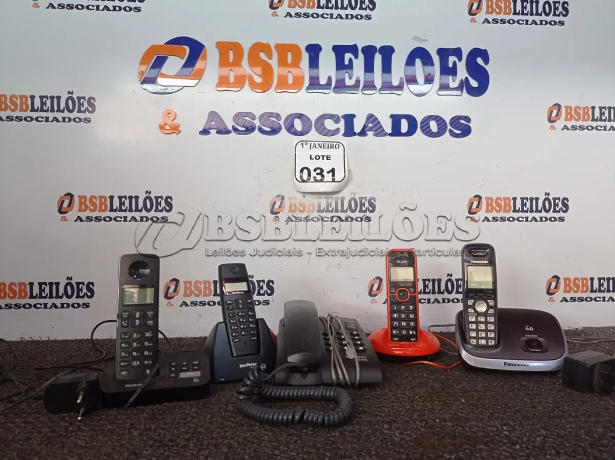 LOTE 031 - 05 APARELHOS DE TELEFONE SENDO 04 S/FIO MARCAS E MODELOS DIVERSOS. (NO ESTADO) ATENÇÃO! FAZER A VISITAÇÃO ANTES DE ARREMATAR, NÃO SABEMOS SE FUNCIONA. LEILÃO NÃO TEM GARANTIA E NEM DEVOLUÇÃO, SUJEITO A POSSÍVEIS AVARIAS VISÍVEIS/OCULTAS E/OU AUSÊNCIA DE COMPONENTES.