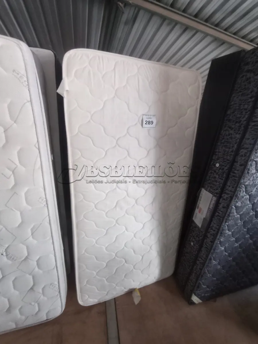 LOTE 289 - 01 COLCHÃO SOLTEIRO C/BASE (SINGLE MATTRESS). (NO ESTADO EM QUE SE ENCONTRA. SUJEITO A AVARIAS OCULTAS/VISÍVEIS.) BH1482D