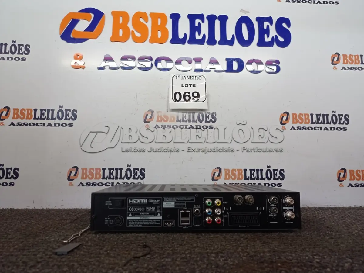 LOTE 069 - 01 RECEPTOR DE TV MARCA AZBOX MODELO PREMIUM. (NO ESTADO) ATENÇÃO! FAZER A VISITAÇÃO ANTES DE ARREMATAR, NÃO SABEMOS SE FUNCIONA. LEILÃO NÃO TEM GARANTIA E NEM DEVOLUÇÃO, SUJEITO A POSSÍVEIS AVARIAS VISÍVEIS/OCULTAS E/OU AUSÊNCIA DE COMPONENTES.