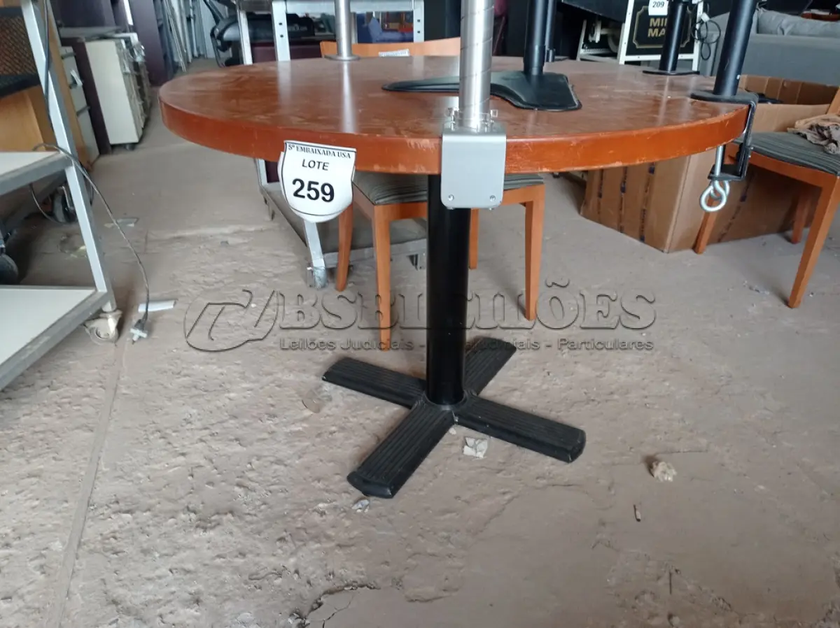 LOTE 259 - 01 MESA REDONDA DE MADEIRA CLARA (ROUND LIGHT WOOD TABLE). (NO ESTADO EM QUE SE ENCONTRA. SUJEITO A AVARIAS OCULTAS/VISÍVEIS.)