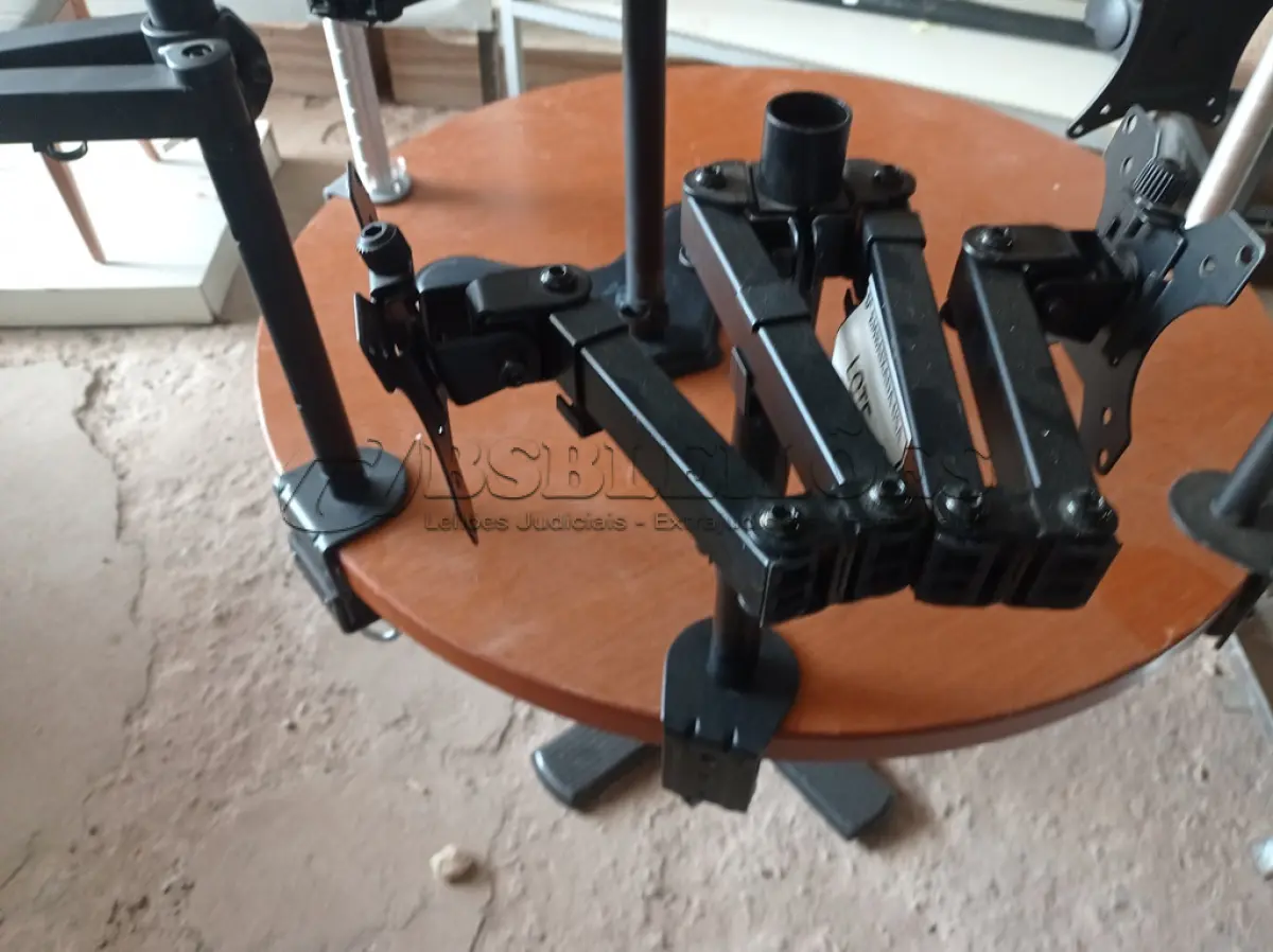 LOTE 262 - 01 SUPORTE PARA MONITOR (MONITOR STAND). (NO ESTADO EM QUE SE ENCONTRA. SUJEITO A AVARIAS OCULTAS/VISÍVEIS.)