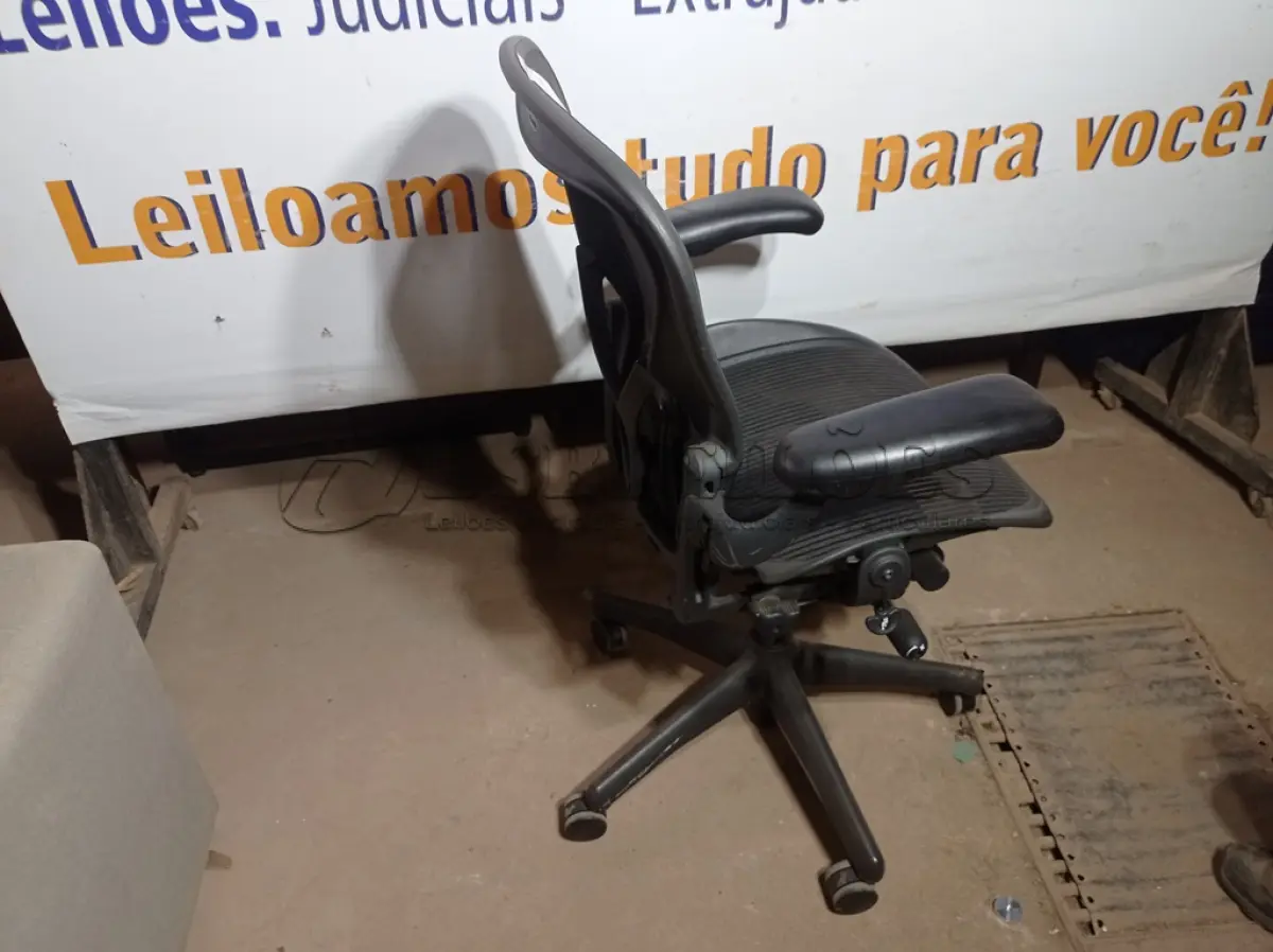 LOTE 196 - 01 CADEIRA HERMAN MILLER (HERMAN MILLER CHAIR). (NO ESTADO EM QUE SE ENCONTRA. SUJEITO A AVARIAS OCULTAS/VISÍVEIS.)