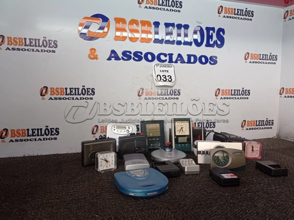 LOTE 033 - 01 RÁDIO RELÓGIO, 01 DISCMAN, VÁRIOS CARREGADORES P/PILHA E ELETRÔNICOS DIVERSOS. (NO ESTADO) ATENÇÃO! FAZER A VISITAÇÃO ANTES DE ARREMATAR, NÃO SABEMOS SE FUNCIONA. LEILÃO NÃO TEM GARANTIA E NEM DEVOLUÇÃO, SUJEITO A POSSÍVEIS AVARIAS VISÍVEIS/OCULTAS E/OU AUSÊNCIA DE COMPONENTES.