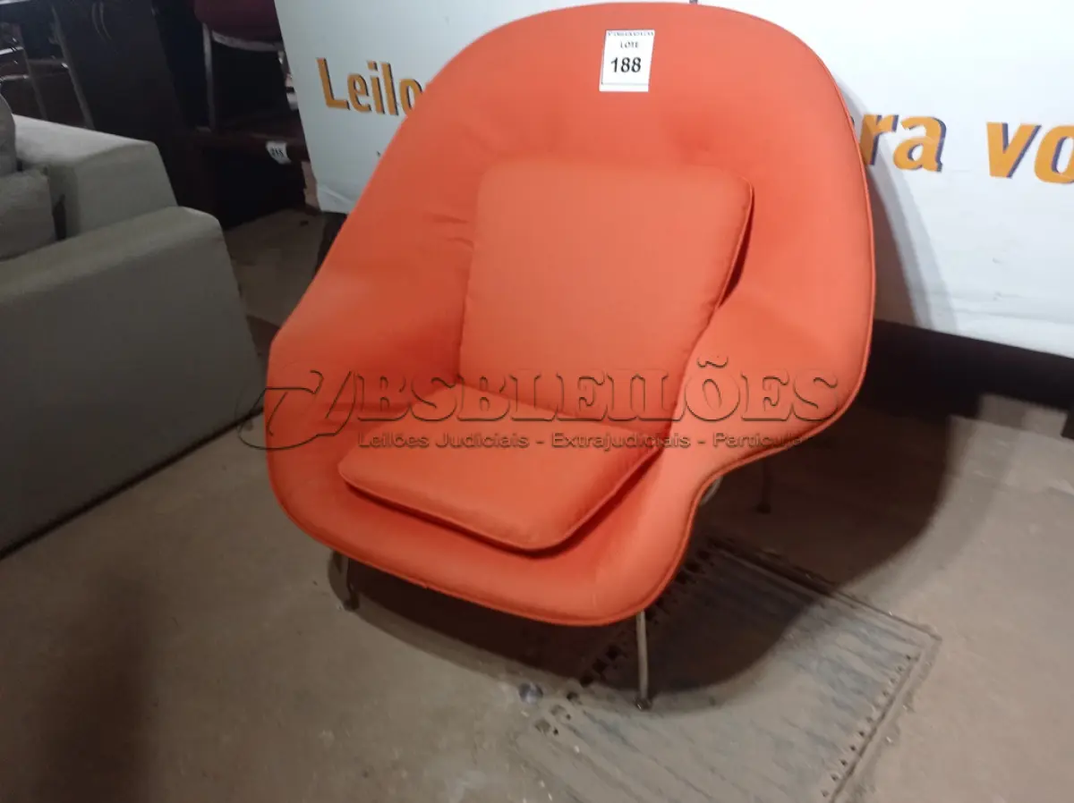 LOTE 188 - 01 POLTRONA NA COR LARANJA (ARMCHAIR). (NO ESTADO EM QUE SE ENCONTRA. SUJEITO A AVARIAS OCULTAS/VISÍVEIS.)