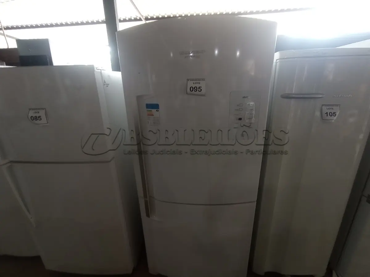 LOTE 095 - 01 REFRIGERADOR INVERSE MARCA BRASTEMP 220V (REFRIGERATOR). (NO ESTADO EM QUE SE ENCONTRA. SUJEITO A AVARIAS OCULTAS/VISÍVEIS.) AV9529V