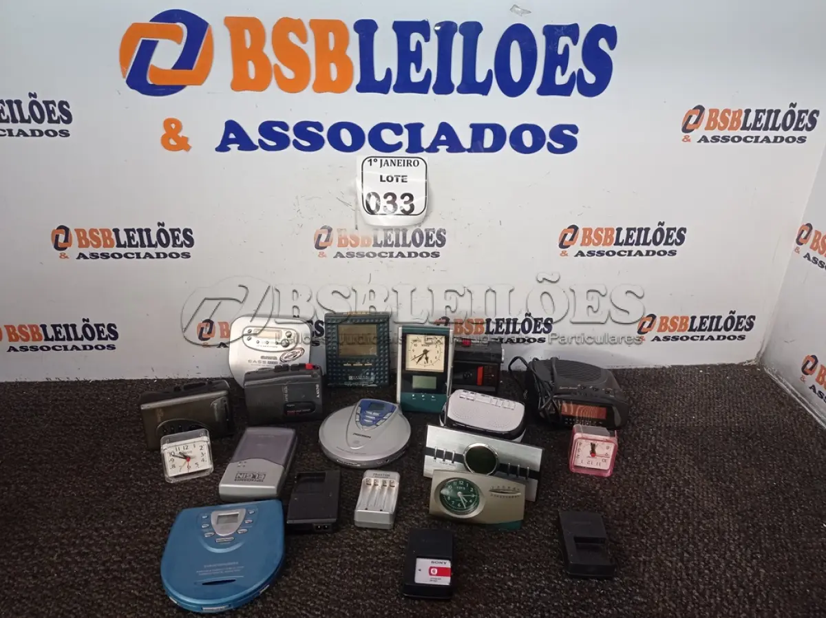 LOTE 033 - 01 RÁDIO RELÓGIO, 01 DISCMAN, VÁRIOS CARREGADORES P/PILHA E ELETRÔNICOS DIVERSOS. (NO ESTADO) ATENÇÃO! FAZER A VISITAÇÃO ANTES DE ARREMATAR, NÃO SABEMOS SE FUNCIONA. LEILÃO NÃO TEM GARANTIA E NEM DEVOLUÇÃO, SUJEITO A POSSÍVEIS AVARIAS VISÍVEIS/OCULTAS E/OU AUSÊNCIA DE COMPONENTES.