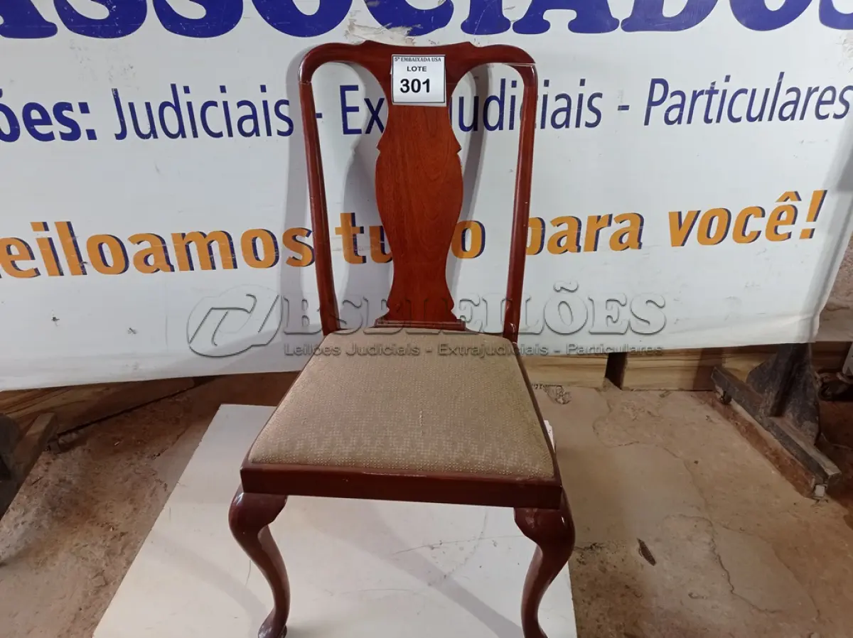 LOTE 301 - 01 CADEIRA DE JANTAR (DINING CHAIR). (NO ESTADO EM QUE SE ENCONTRA. SUJEITO A AVARIAS OCULTAS/VISÍVEIS.)  AV9649H