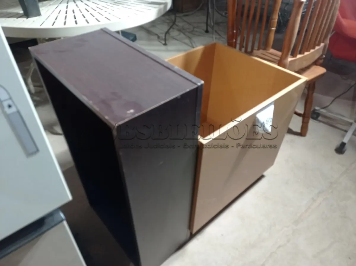 LOTE 186 - 02 CAIXAS EM MADEIRA (WOODEN BOXES). (NO ESTADO EM QUE SE ENCONTRA. SUJEITO A AVARIAS OCULTAS/VISÍVEIS.)