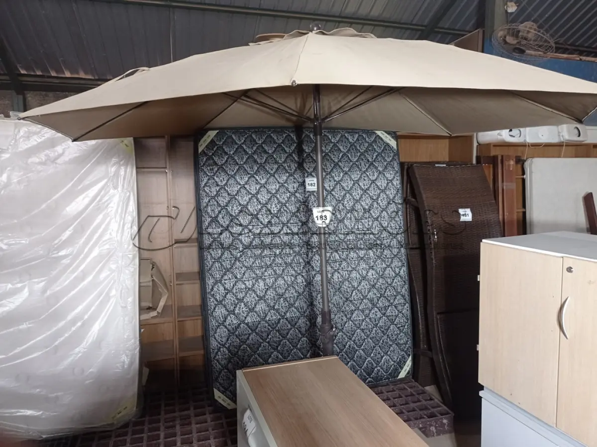 LOTE 183 - 01 GUARDA-CHUVA. (UMBRELLA) (NO ESTADO EM QUE SE ENCONTRA. SUJEITO A AVARIAS OCULTAS/VISÍVEIS.) BH1480H