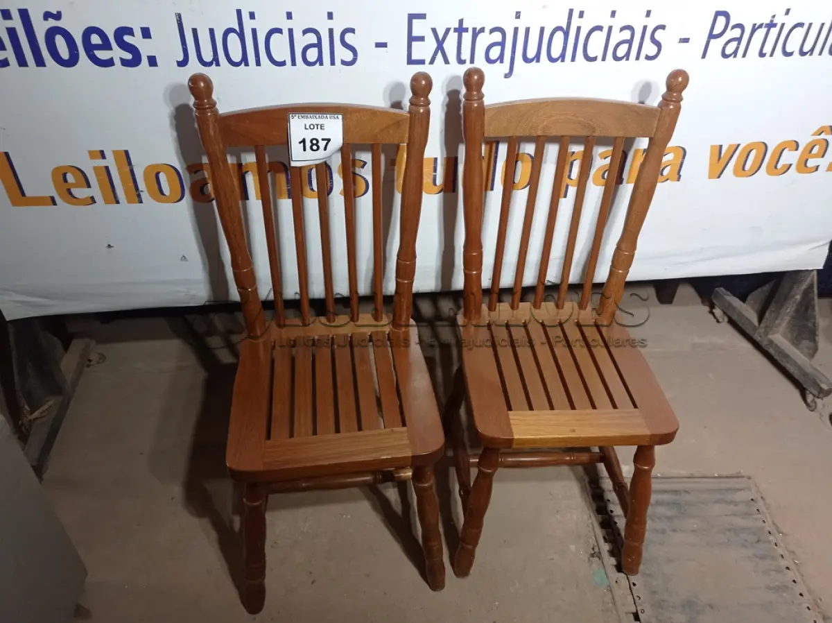 LOTE 187 - 02 CADEIRAS (CHAIRS). (NO ESTADO EM QUE SE ENCONTRA. SUJEITO A AVARIAS OCULTAS/VISÍVEIS.) BH1530J/ BH1530K 