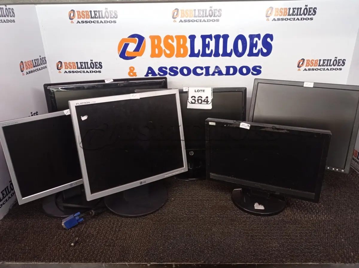 LOTE 364 - 06 MONITORES LCD MARCAS E MODELOS DIVERSOS. (NO ESTADO) ATENÇÃO! FAZER A VISITAÇÃO ANTES DE ARREMATAR, NÃO SABEMOS SE FUNCIONA. LEILÃO NÃO TEM GARANTIA E NEM DEVOLUÇÃO, SUJEITO A POSSÍVEIS AVARIAS VISÍVEIS/OCULTAS E/OU AUSÊNCIA DE COMPONENTES.