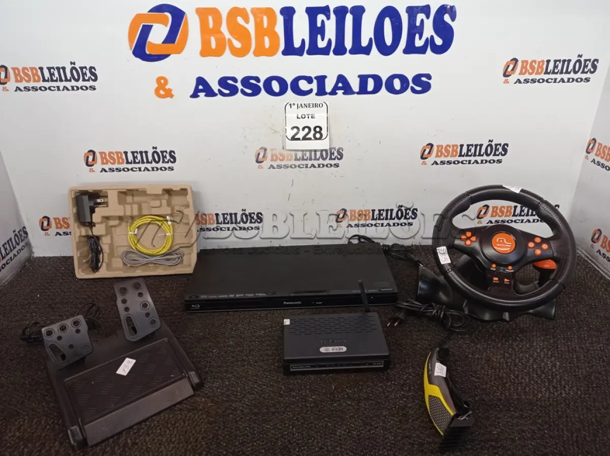 LOTE 228 - 01 APARELHO DVD MARCA PANASONIC, 01 MÁQUINA DE CORTAR DE CABELO, 01 ROTEADOR MARCA D-LINK E 01 KIT DE CORRIDA C/PEDAL E VOLANTE MARCA MULTILASER. (NO ESTADO) ATENÇÃO! FAZER A VISITAÇÃO ANTES DE ARREMATAR, NÃO SABEMOS SE FUNCIONA. LEILÃO NÃO TEM GARANTIA E NEM DEVOLUÇÃO, SUJEITO A POSSÍVEIS AVARIAS VISÍVEIS/OCULTAS E/OU AUSÊNCIA DE COMPONENTES.