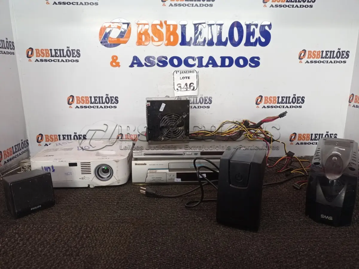 LOTE 346 - 01 VÍDEO CASSETE MARCA PANASONIC, 01 APARELHO DE DVD MARCA PHILIPS, 02 ESTABILIZADORES E 01 PROJETOR MULTIMIDIA. (NO ESTADO) ATENÇÃO! FAZER A VISITAÇÃO ANTES DE ARREMATAR, NÃO SABEMOS SE FUNCIONA. LEILÃO NÃO TEM GARANTIA E NEM DEVOLUÇÃO, SUJEITO A POSSÍVEIS AVARIAS VISÍVEIS/OCULTAS E/OU AUSÊNCIA DE COMPONENTES.