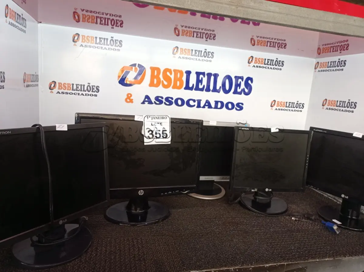 LOTE 355 - 05 MONITORES LCD MARCAS E MODELOS DIVERSOS. (NO ESTADO) ATENÇÃO! FAZER A VISITAÇÃO ANTES DE ARREMATAR, NÃO SABEMOS SE FUNCIONA. LEILÃO NÃO TEM GARANTIA E NEM DEVOLUÇÃO, SUJEITO A POSSÍVEIS AVARIAS VISÍVEIS/OCULTAS E/OU AUSÊNCIA DE COMPONENTES.