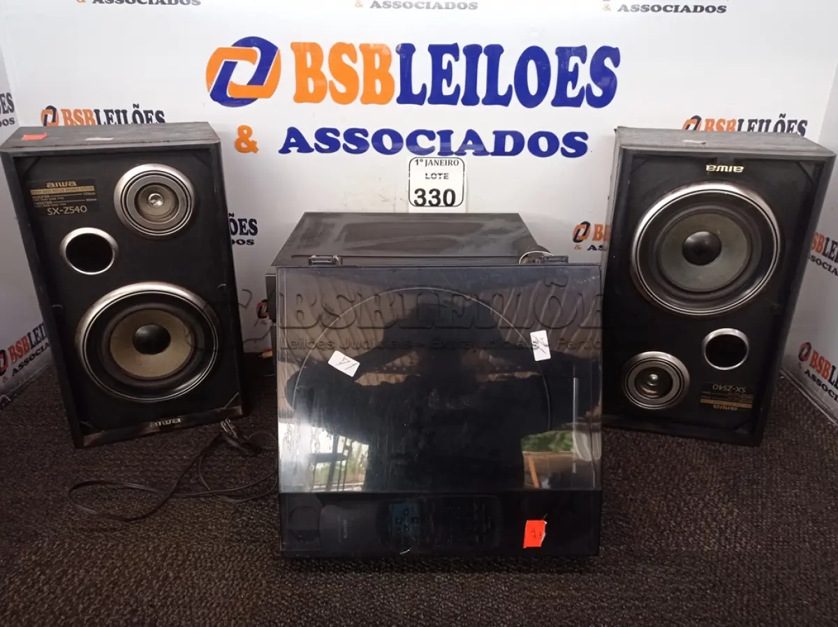 LOTE 330 - 01 APARELHO DE SOM MARCA AIWA ACOPLADO COM TOCA DISCOS. (NO ESTADO) ATENÇÃO! FAZER A VISITAÇÃO ANTES DE ARREMATAR, NÃO SABEMOS SE FUNCIONA. LEILÃO NÃO TEM GARANTIA E NEM DEVOLUÇÃO, SUJEITO A POSSÍVEIS AVARIAS VISÍVEIS/OCULTAS E/OU AUSÊNCIA DE COMPONENTES.