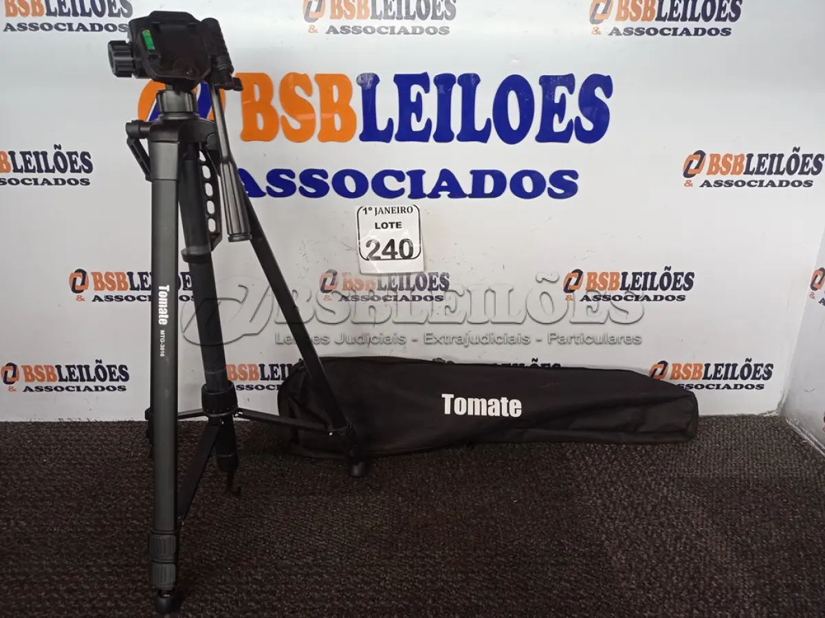 LOTE 240 - 01 TRIPÉ PARA CÂMERA TOMATE MTG-3016. (NO ESTADO) ATENÇÃO! FAZER A VISITAÇÃO ANTES DE ARREMATAR, NÃO SABEMOS SE FUNCIONA. LEILÃO NÃO TEM GARANTIA E NEM DEVOLUÇÃO, SUJEITO A POSSÍVEIS AVARIAS VISÍVEIS/OCULTAS E/OU AUSÊNCIA DE COMPONENTES.