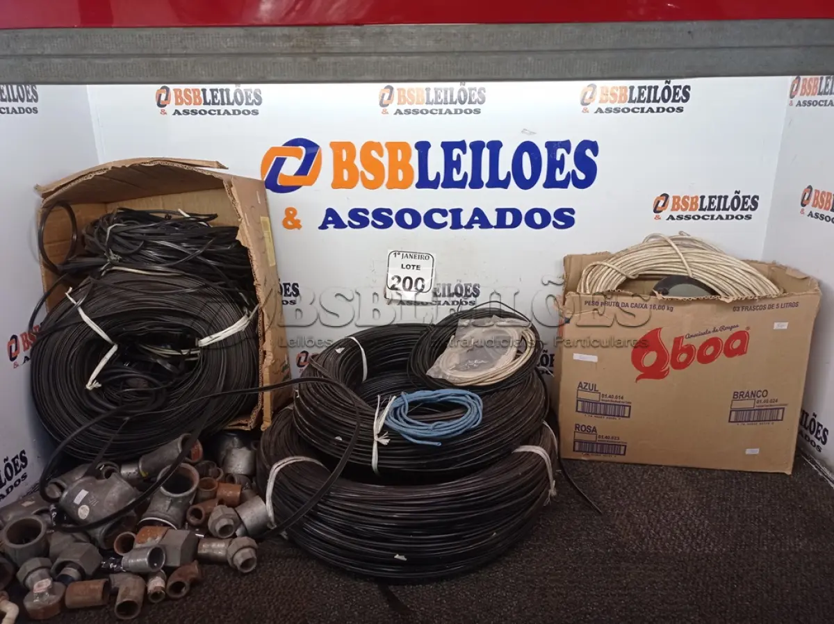 LOTE 200 - 01 LOTE C/VÁRIOS CABOS P/TV, CONEXÕES DE FERRO E 01CAIXA C/VÁRIOS INTERRUPTORES E MATERIAIS ELÉTRICOS DIVERSOS. (NO ESTADO) ATENÇÃO! FAZER A VISITAÇÃO ANTES DE ARREMATAR, NÃO SABEMOS SE FUNCIONA. LEILÃO NÃO TEM GARANTIA E NEM DEVOLUÇÃO, SUJEITO A POSSÍVEIS AVARIAS VISÍVEIS/OCULTAS E/OU AUSÊNCIA DE COMPONENTES.