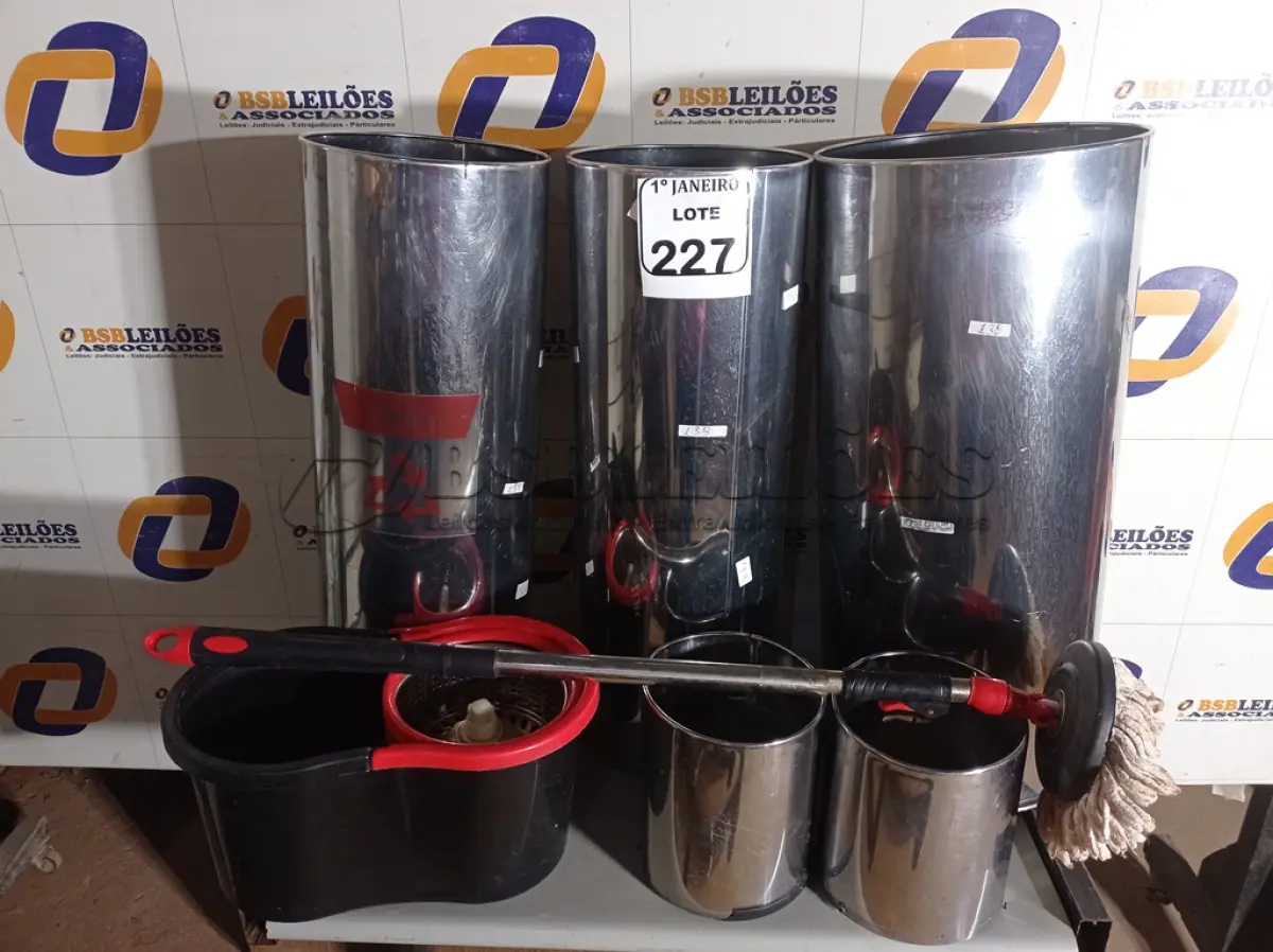 LOTE 227 - 03 LIXEIRAS EM INOX E 01 KIT BALDE E ESCOVÃO. (NO ESTADO) ATENÇÃO! FAZER A VISITAÇÃO ANTES DE ARREMATAR, NÃO SABEMOS SE FUNCIONA. LEILÃO NÃO TEM GARANTIA E NEM DEVOLUÇÃO, SUJEITO A POSSÍVEIS AVARIAS VISÍVEIS/OCULTAS E/OU AUSÊNCIA DE COMPONENTES.