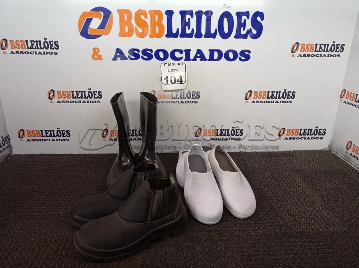 LOTE 104 - 04 PARES DE CALÇADOS PARA LIMPEZA DE NUMERAÇÕES DIVERSAS. (NO ESTADO) ATENÇÃO! FAZER A VISITAÇÃO ANTES DE ARREMATAR, NÃO SABEMOS SE FUNCIONA. LEILÃO NÃO TEM GARANTIA E NEM DEVOLUÇÃO, SUJEITO A POSSÍVEIS AVARIAS VISÍVEIS/OCULTAS E/OU AUSÊNCIA DE COMPONENTES.
