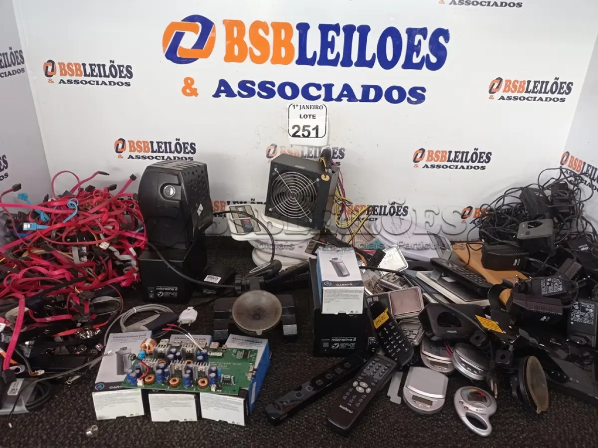 LOTE 251 - 01 CAIXA C/ GRANDE QUANTIDADE DE CABOS E FONTE ATX P/RETIRADA DE PEÇAS. (NO ESTADO) ATENÇÃO! FAZER A VISITAÇÃO ANTES DE ARREMATAR, NÃO SABEMOS SE FUNCIONA. LEILÃO NÃO TEM GARANTIA E NEM DEVOLUÇÃO, SUJEITO A POSSÍVEIS AVARIAS VISÍVEIS/OCULTAS E/OU AUSÊNCIA DE COMPONENTES.