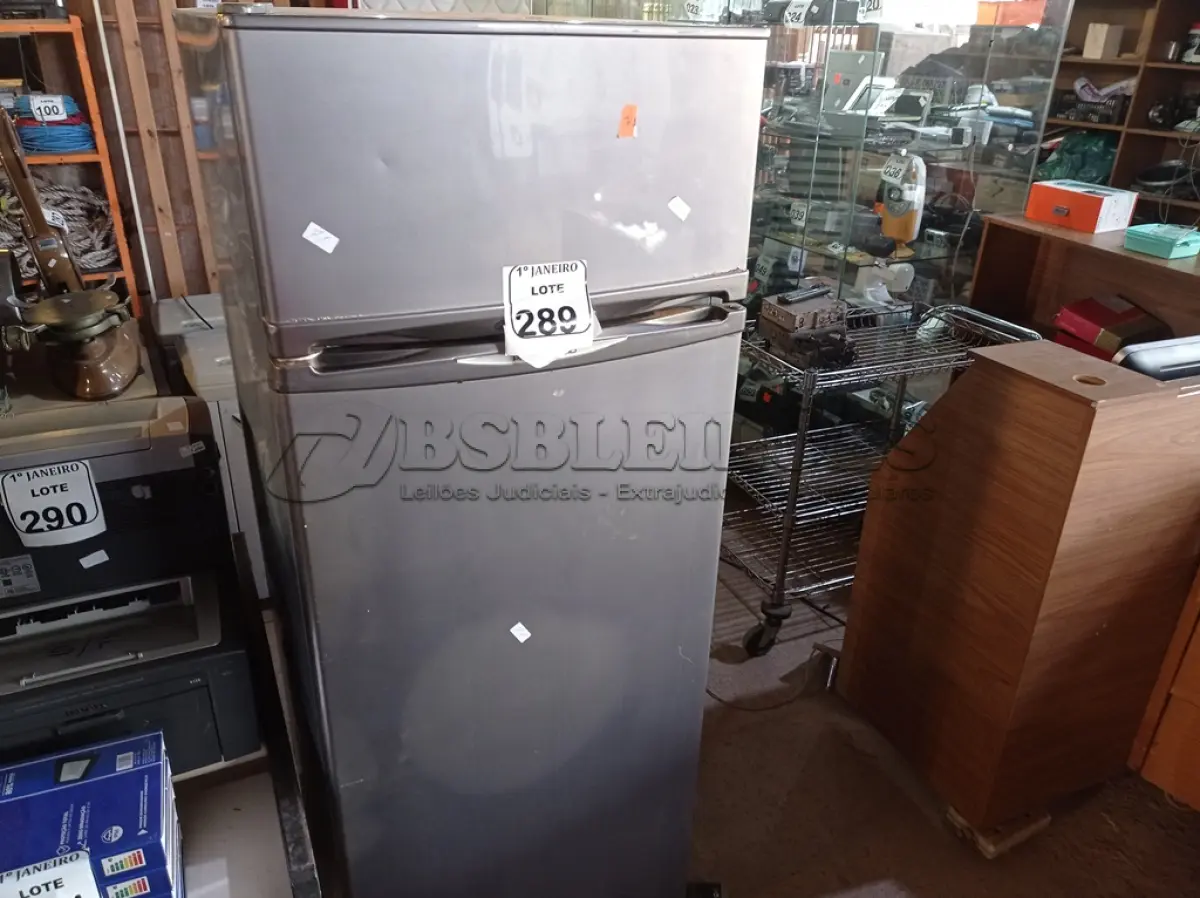 LOTE 289 - 01 GELADEIRA 220V MARCA PROSDÓCIMO. (NO ESTADO) ATENÇÃO! FAZER A VISITAÇÃO ANTES DE ARREMATAR, NÃO SABEMOS SE FUNCIONA. LEILÃO NÃO TEM GARANTIA E NEM DEVOLUÇÃO, SUJEITO A POSSÍVEIS AVARIAS VISÍVEIS/OCULTAS E/OU AUSÊNCIA DE COMPONENTES.