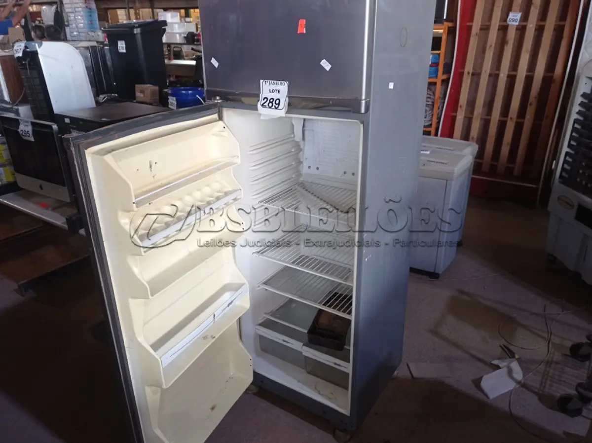 LOTE 289 - 01 GELADEIRA 220V MARCA PROSDÓCIMO. (NO ESTADO) ATENÇÃO! FAZER A VISITAÇÃO ANTES DE ARREMATAR, NÃO SABEMOS SE FUNCIONA. LEILÃO NÃO TEM GARANTIA E NEM DEVOLUÇÃO, SUJEITO A POSSÍVEIS AVARIAS VISÍVEIS/OCULTAS E/OU AUSÊNCIA DE COMPONENTES.