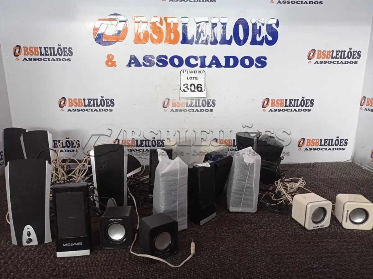 LOTE 306 - 01 LOTE C/VÁRIAS CAIXAS DE SOM P/PC MARCAS E MODELOS DIVERSOS. (NO ESTADO) ATENÇÃO! FAZER A VISITAÇÃO ANTES DE ARREMATAR, NÃO SABEMOS SE FUNCIONA. LEILÃO NÃO TEM GARANTIA E NEM DEVOLUÇÃO, SUJEITO A POSSÍVEIS AVARIAS VISÍVEIS/OCULTAS E/OU AUSÊNCIA DE COMPONENTES.