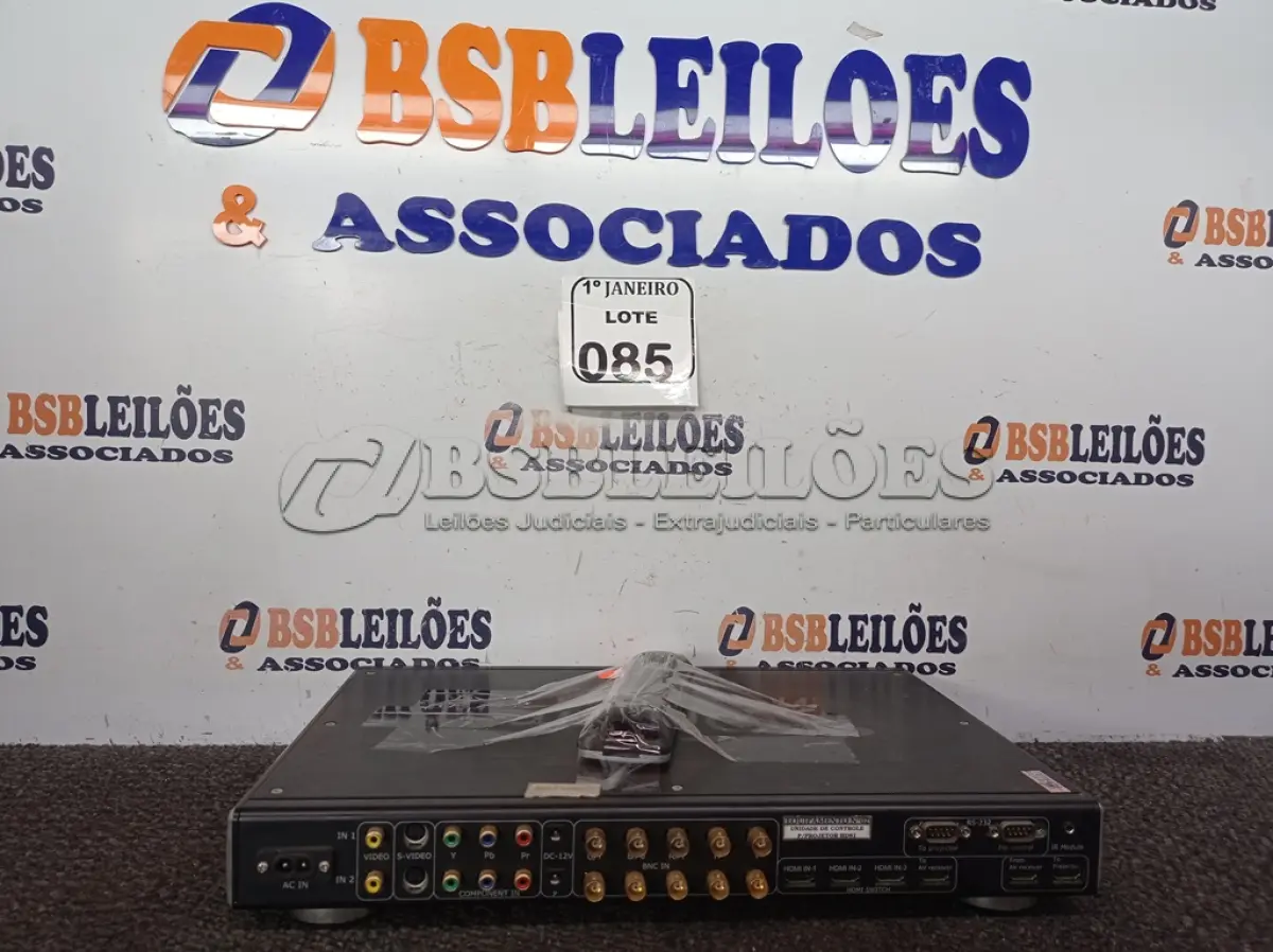 LOTE 085 - 01 CONTROLADOR DE VÍDEO P/PROJETOR MARCA OPTOMA MODELO HD81 C/CONTROLE. (NO ESTADO) ATENÇÃO! FAZER A VISITAÇÃO ANTES DE ARREMATAR, NÃO SABEMOS SE FUNCIONA. LEILÃO NÃO TEM GARANTIA E NEM DEVOLUÇÃO, SUJEITO A POSSÍVEIS AVARIAS VISÍVEIS/OCULTAS E/OU AUSÊNCIA DE COMPONENTES.