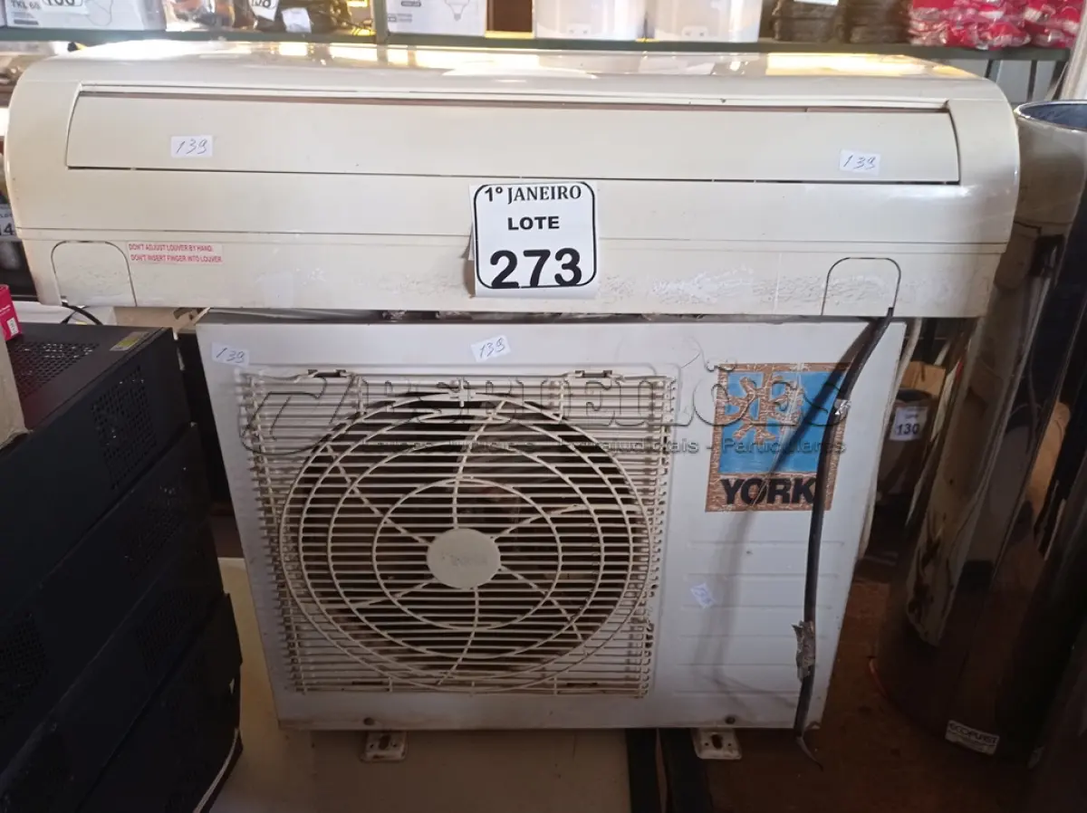 LOTE 273 - 01 CONDENSADORA E 01 EVAPORADORA MARCA YORK 9000BTU. (NO ESTADO) ATENÇÃO! FAZER A VISITAÇÃO ANTES DE ARREMATAR, NÃO SABEMOS SE FUNCIONA. LEILÃO NÃO TEM GARANTIA E NEM DEVOLUÇÃO, SUJEITO A POSSÍVEIS AVARIAS VISÍVEIS/OCULTAS E/OU AUSÊNCIA DE COMPONENTES.