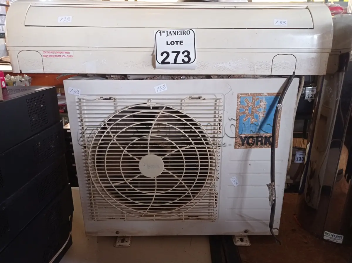 LOTE 273 - 01 CONDENSADORA E 01 EVAPORADORA MARCA YORK 9000BTU. (NO ESTADO) ATENÇÃO! FAZER A VISITAÇÃO ANTES DE ARREMATAR, NÃO SABEMOS SE FUNCIONA. LEILÃO NÃO TEM GARANTIA E NEM DEVOLUÇÃO, SUJEITO A POSSÍVEIS AVARIAS VISÍVEIS/OCULTAS E/OU AUSÊNCIA DE COMPONENTES.