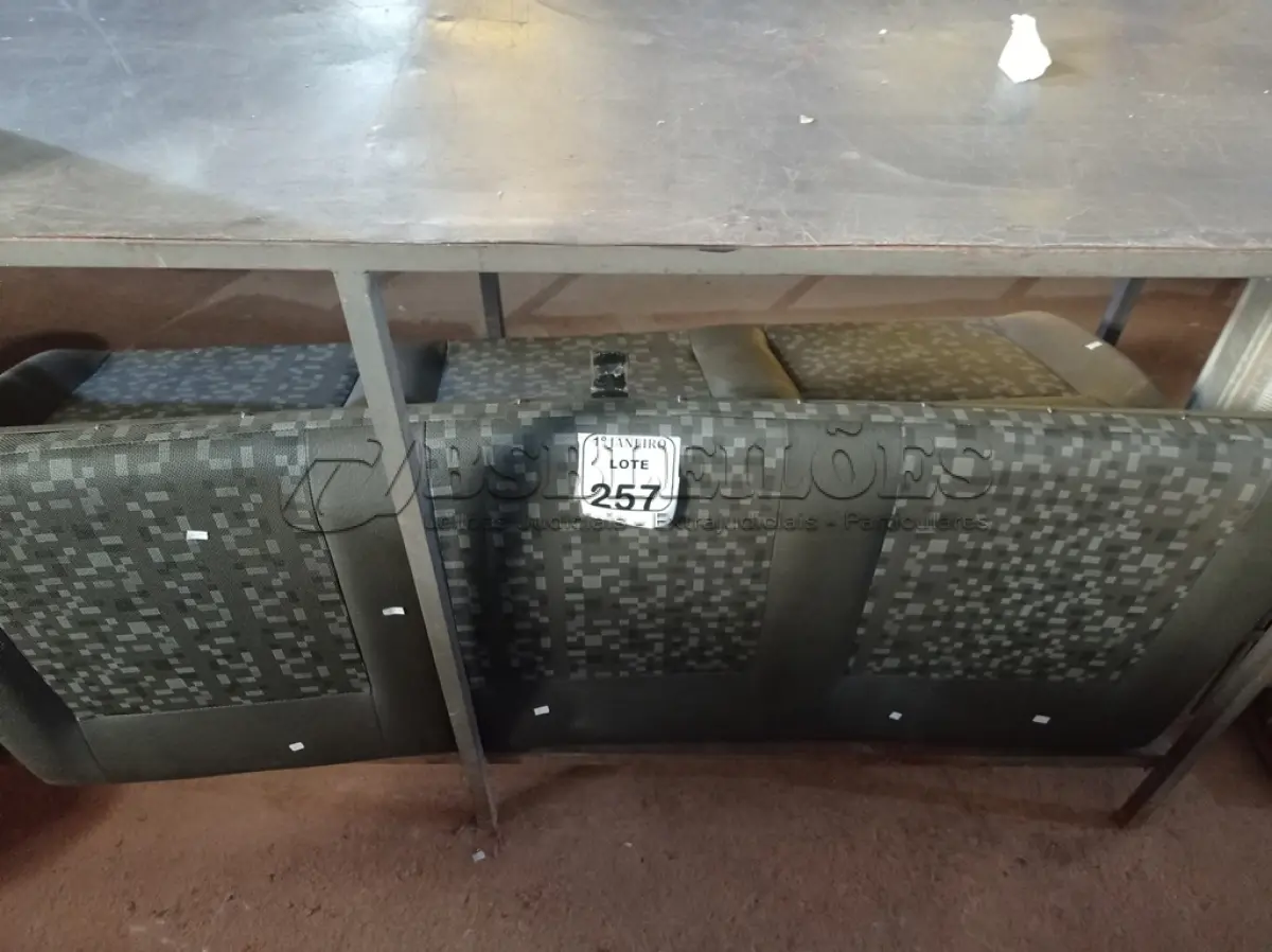 LOTE 257 - 01 BANCO DE KOMBI. (NO ESTADO) ATENÇÃO! FAZER A VISITAÇÃO ANTES DE ARREMATAR, NÃO SABEMOS SE FUNCIONA. LEILÃO NÃO TEM GARANTIA E NEM DEVOLUÇÃO, SUJEITO A POSSÍVEIS AVARIAS VISÍVEIS/OCULTAS E/OU AUSÊNCIA DE COMPONENTES.