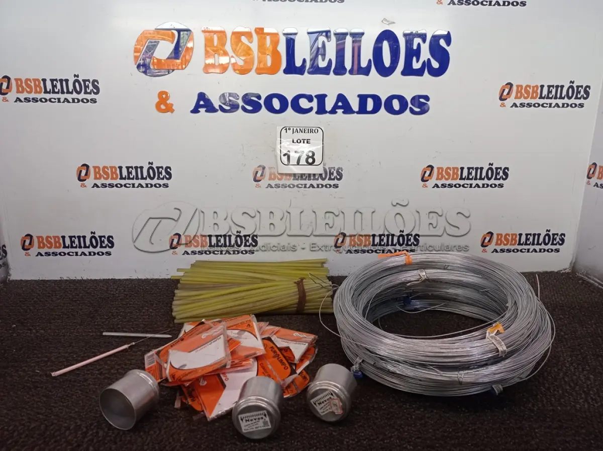 LOTE 178 - 9KG DE ARAME GALVANIZADO E 2KG DE BASTÃO DE COLA QUENTE. (NO ESTADO) ATENÇÃO! FAZER A VISITAÇÃO ANTES DE ARREMATAR, NÃO SABEMOS SE FUNCIONA. LEILÃO NÃO TEM GARANTIA E NEM DEVOLUÇÃO, SUJEITO A POSSÍVEIS AVARIAS VISÍVEIS/OCULTAS E/OU AUSÊNCIA DE COMPONENTES.