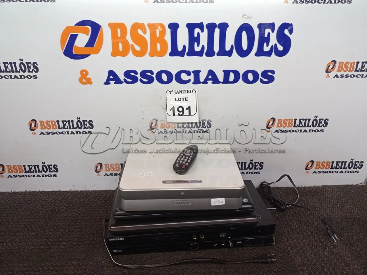 LOTE 191 - 02 APARELHOS DE DVD, 01 PROJETOR MULTIMÍDIA MARCA SONY, 02 NOTEBOOKS MARCA LG E AMAZON. (NO ESTADO) ATENÇÃO! FAZER A VISITAÇÃO ANTES DE ARREMATAR, NÃO SABEMOS SE FUNCIONA. LEILÃO NÃO TEM GARANTIA E NEM DEVOLUÇÃO, SUJEITO A POSSÍVEIS AVARIAS VISÍVEIS/OCULTAS E/OU AUSÊNCIA DE COMPONENTES.