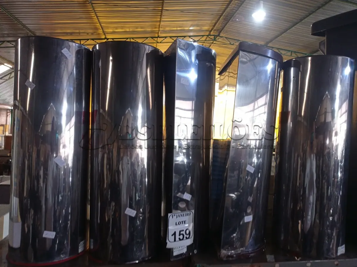 LOTE 159 - 05 LIXEIRAS EM INOX. (NO ESTADO) ATENÇÃO! FAZER A VISITAÇÃO ANTES DE ARREMATAR, NÃO SABEMOS SE FUNCIONA. LEILÃO NÃO TEM GARANTIA E NEM DEVOLUÇÃO, SUJEITO A POSSÍVEIS AVARIAS VISÍVEIS/OCULTAS E/OU AUSÊNCIA DE COMPONENTES.