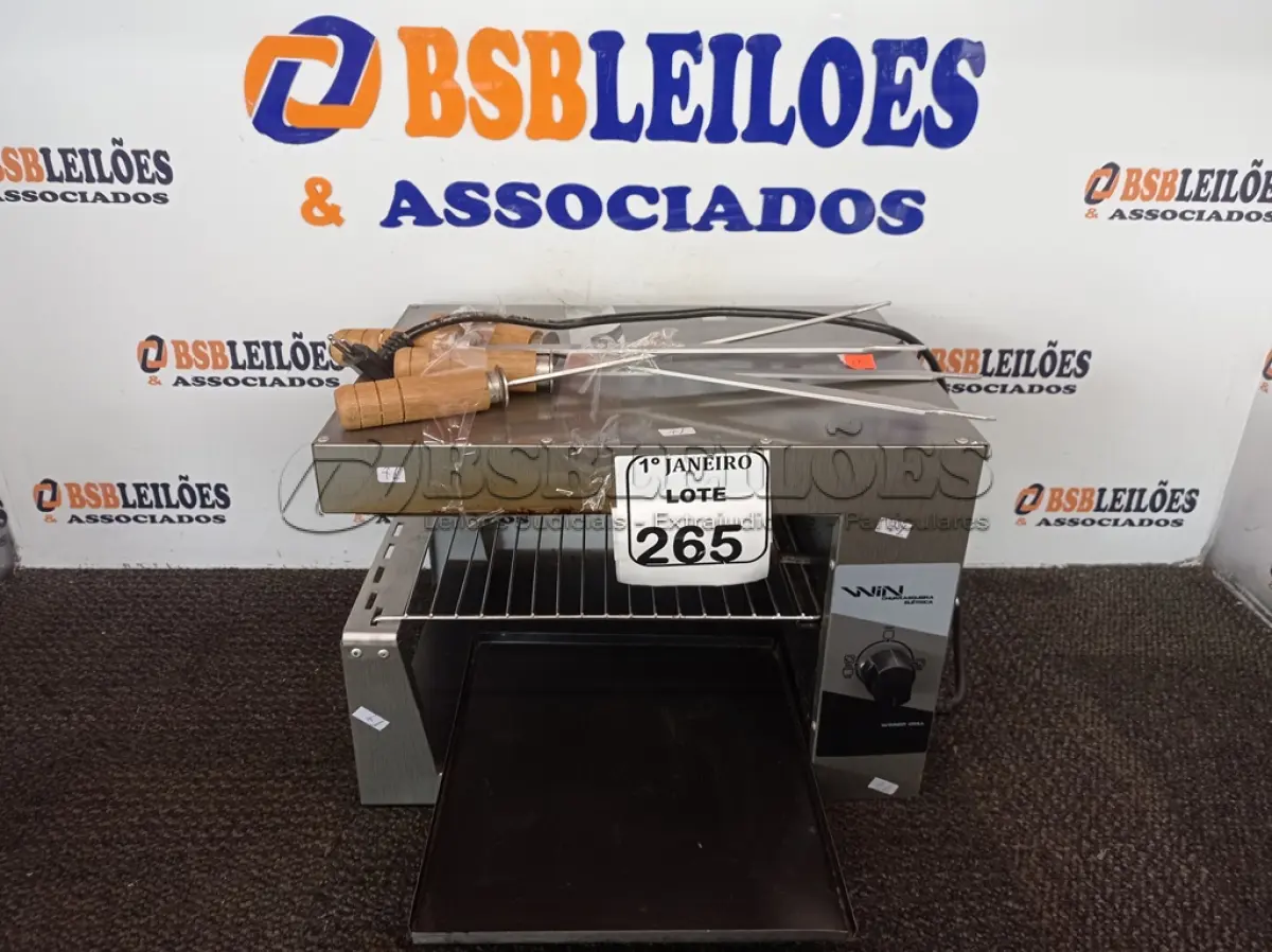 LOTE 265 - 01 CHURRASQUEIRA ELÉTRICA EM INOX C/04 ESPETOS. (NO ESTADO) ATENÇÃO! FAZER A VISITAÇÃO ANTES DE ARREMATAR, NÃO SABEMOS SE FUNCIONA. LEILÃO NÃO TEM GARANTIA E NEM DEVOLUÇÃO, SUJEITO A POSSÍVEIS AVARIAS VISÍVEIS/OCULTAS E/OU AUSÊNCIA DE COMPONENTES.