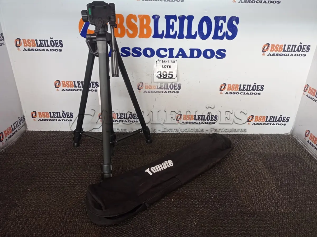 LOTE 395 - 01 TRIPÉ PARA CÂMERA TOMATE MTG-3016. (NO ESTADO) ATENÇÃO! FAZER A VISITAÇÃO ANTES DE ARREMATAR, NÃO SABEMOS SE FUNCIONA. LEILÃO NÃO TEM GARANTIA E NEM DEVOLUÇÃO, SUJEITO A POSSÍVEIS AVARIAS VISÍVEIS/OCULTAS E/OU AUSÊNCIA DE COMPONENTES.
