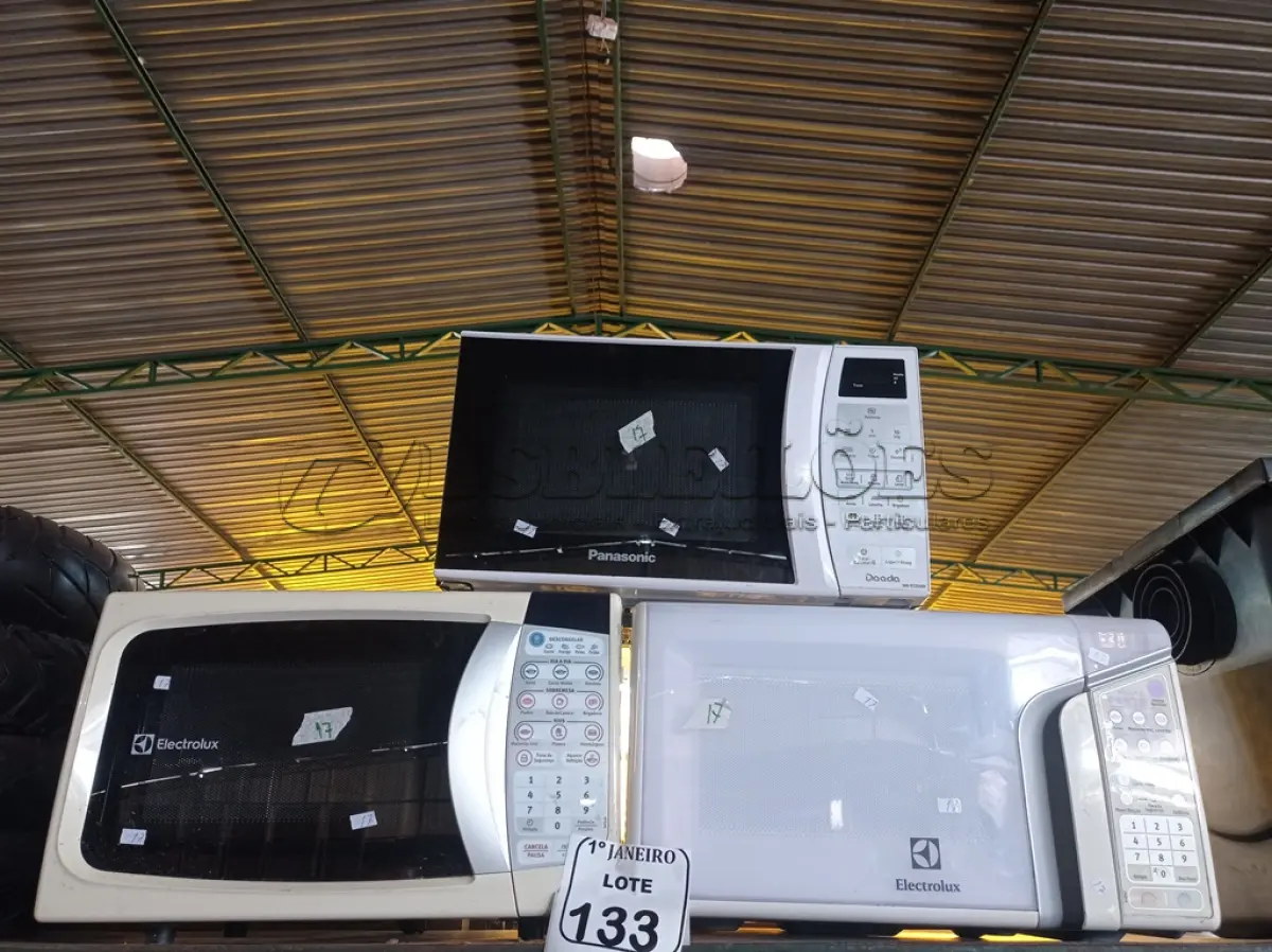 LOTE 133 - 03 MICRO-ONDAS COM PRATOS, SENDO 02 ELETROLUX E 01 PANASONIC. (NO ESTADO) ATENÇÃO! FAZER A VISITAÇÃO ANTES DE ARREMATAR, NÃO SABEMOS SE FUNCIONA. LEILÃO NÃO TEM GARANTIA E NEM DEVOLUÇÃO, SUJEITO A POSSÍVEIS AVARIAS VISÍVEIS/OCULTAS E/OU AUSÊNCIA DE COMPONENTES.