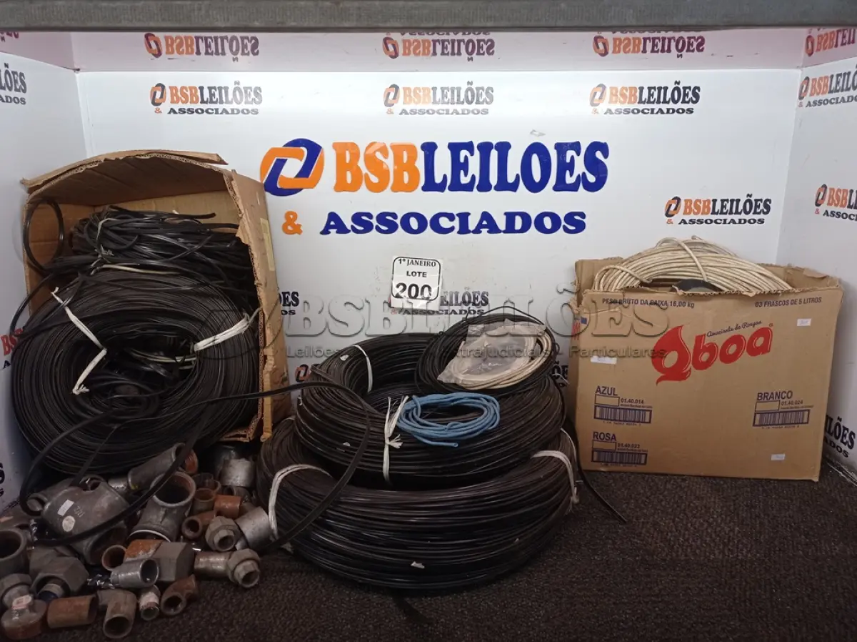 LOTE 200 - 01 LOTE C/VÁRIOS CABOS P/TV, CONEXÕES DE FERRO E 01CAIXA C/VÁRIOS INTERRUPTORES E MATERIAIS ELÉTRICOS DIVERSOS. (NO ESTADO) ATENÇÃO! FAZER A VISITAÇÃO ANTES DE ARREMATAR, NÃO SABEMOS SE FUNCIONA. LEILÃO NÃO TEM GARANTIA E NEM DEVOLUÇÃO, SUJEITO A POSSÍVEIS AVARIAS VISÍVEIS/OCULTAS E/OU AUSÊNCIA DE COMPONENTES.