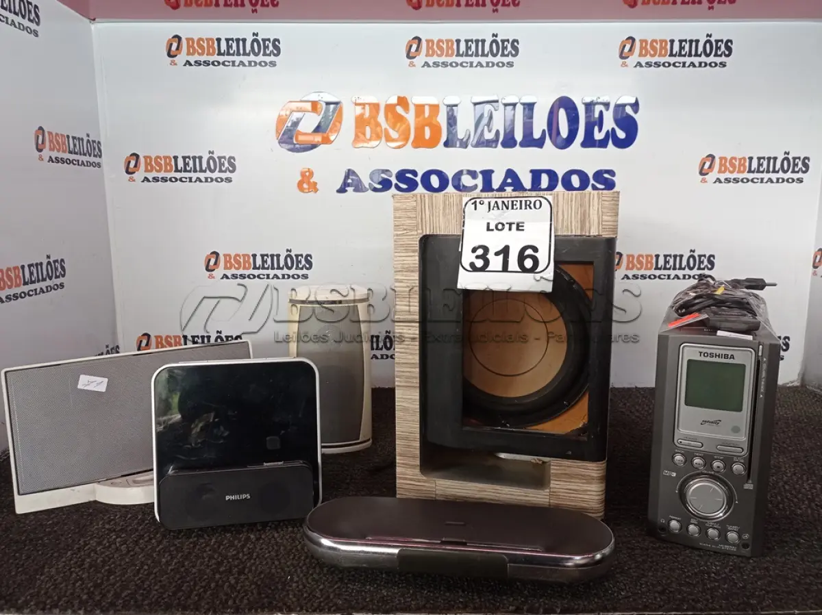 LOTE 316 - 01 CAIXA DE SOM SUBWOOFER MARCA PHILIPS E DIVERSOS APARELHOS DE SOM MARCAS E MODELOS DIVERSOS. (NO ESTADO) ATENÇÃO! FAZER A VISITAÇÃO ANTES DE ARREMATAR, NÃO SABEMOS SE FUNCIONA. LEILÃO NÃO TEM GARANTIA E NEM DEVOLUÇÃO, SUJEITO A POSSÍVEIS AVARIAS VISÍVEIS/OCULTAS E/OU AUSÊNCIA DE COMPONENTES.